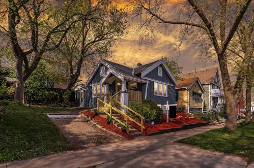 1812 Thomas Ave, Milwaukee WI  53211-4358 exterior