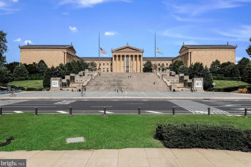 2433 Fairmount Ave, Philadelphia, PA 19130-2517