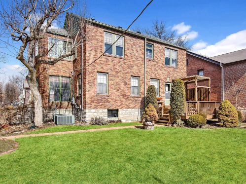 7442 Cromwell Dr, Saint Louis MO 63105-2919 exterior