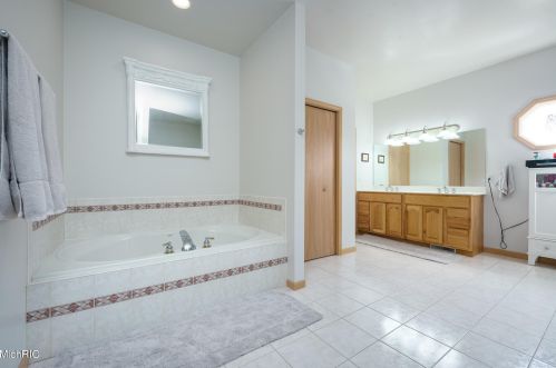 8242 E Ave, Kalamazoo MI 49048-9622 exterior