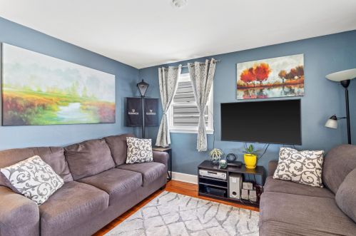 2515 Burrell St, Milwaukee, WI 53207-1523