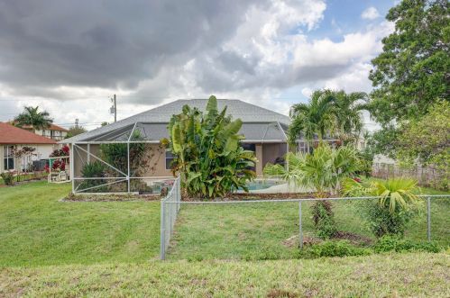 174 Dalton Cir, Fort Pierce FL 34953-5847 exterior