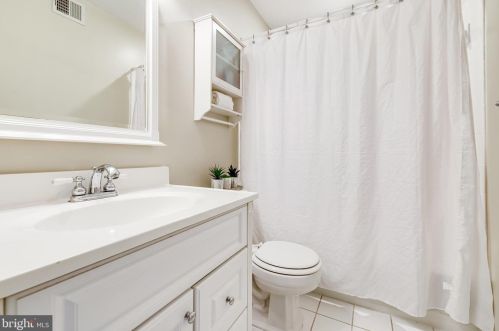 2122 Rampart Dr, Alexandria VA exterior