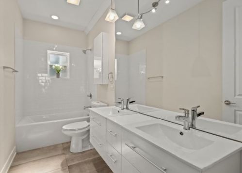 641 Bowen Ave, Chicago IL  60653-2824 exterior