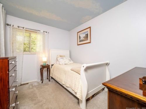 128 Deforest Rd, Wilton CT 06897-1910 exterior