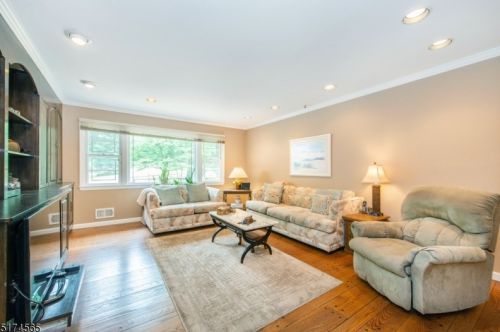 17 Coddington Ter, Livingston NJ 07039-3632 exterior