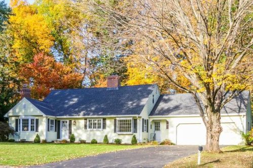 22 Fairhill Dr, Springfield, MA 01106-2332