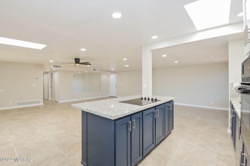 8648 Kenyon Dr, Tucson AZ  85710-4234 exterior