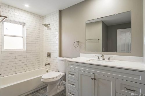 5604 Blackmoor St, Commerce Township MI  48382-3220 exterior