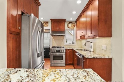 41 Hubbell Pl, Milford CT 06460-5037 exterior