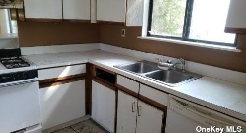 35 Bella Casa Ln, Central Islip NY 11722-2639 exterior