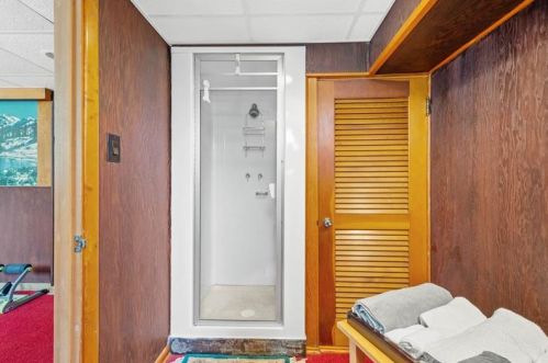 1236 Pinewood Dr, Pittsburgh PA 15243-1812 exterior