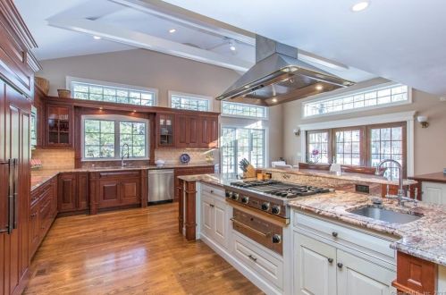 8 Indian Rock Pl, Wilton CT 06897-1540 exterior