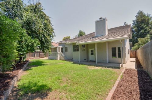 2103 Bristol Park Cir, Turlock CA  95382-2965 exterior