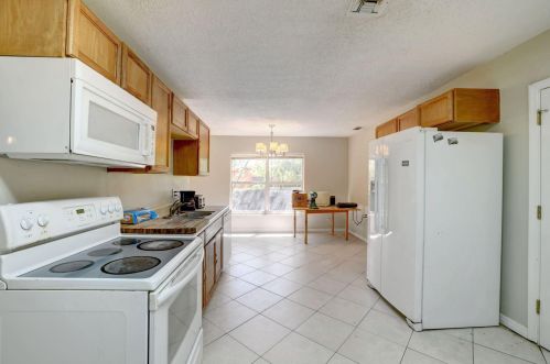 1405 Boston Ave, Fort Pierce FL 34950-3995 exterior