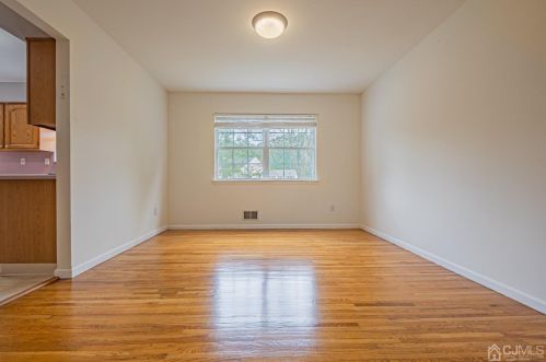 6 Sarah Ct, Edison NJ 08817-2288 exterior