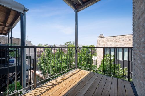 1439 Addison St, Chicago IL 60613-3729 exterior