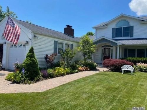 218 Woodsome Rd, Babylon NY 11702-3319 exterior