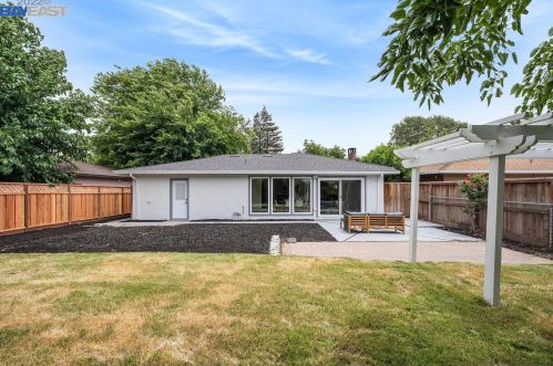 1143 Carey Dr, Concord CA 94520-4337 exterior