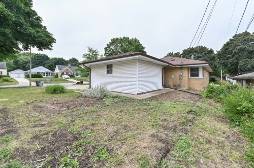 5551 Jerelyn Pl, Milwaukee WI 53219-2275 exterior