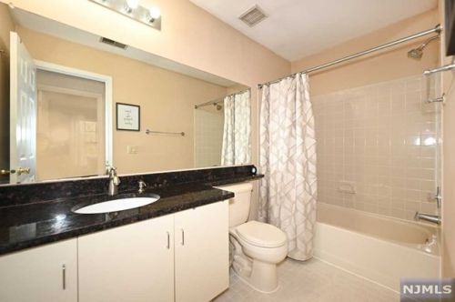 1422 York St, Mahwah NJ 07430-3268 exterior