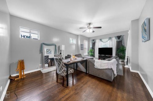 7549 Saginaw Ave, Chicago, IL 60649-3725