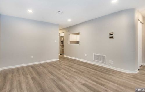 5 London Ct, Teaneck NJ 07666-6488 exterior