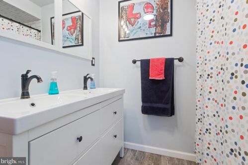 205 Carpenter St, Philadelphia PA 19146-2516 exterior