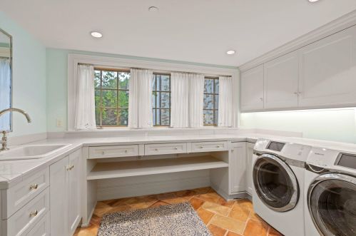 9303 Vly Hl Rd, Milwaukee WI 53217-1039 exterior