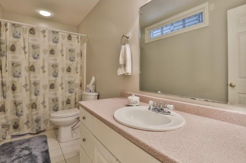 8 Oakmont Dr, Concord NH 03301-6916 exterior