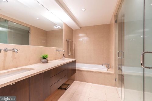 1436 Bainbridge St, Philadelphia PA 19146-1807 exterior