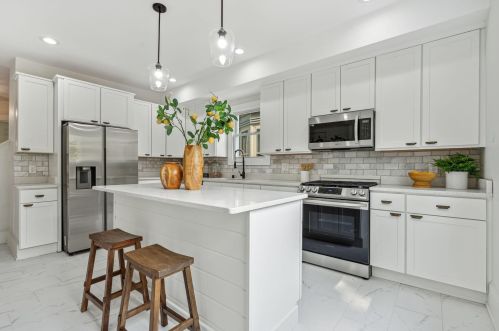 2750 Murray Ave, Milwaukee WI  53211-3645 exterior