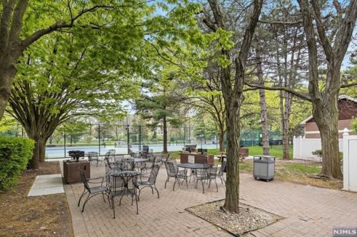 505 Smith Ct, Edgewater NJ 07020-1668 exterior