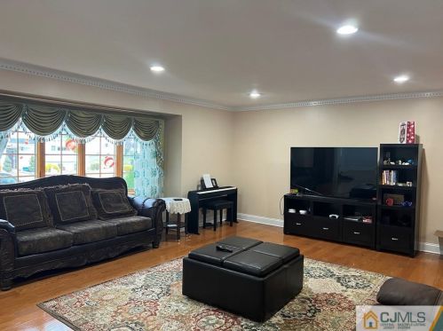 17 Marlin Ave, Edison NJ  08820-3242 exterior