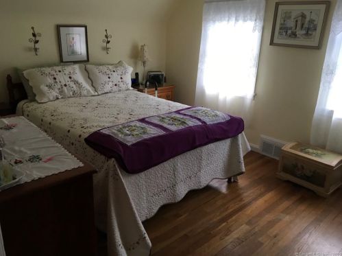 25 Pearl St, Windsor Locks CT 06096-1421 exterior