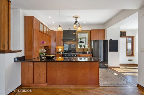 2013 Greenleaf Ave, Chicago IL 60645-3509 exterior