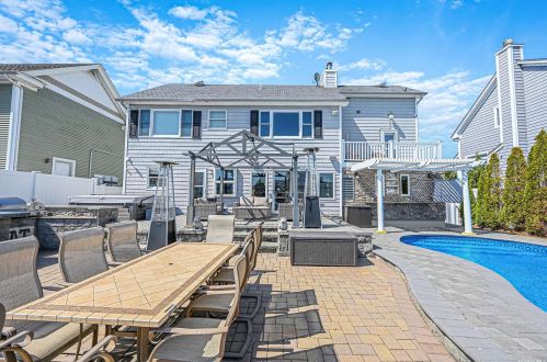 95 Midway St, Babylon NY  11702-4311 exterior