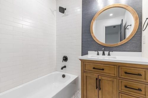 6160 Heards Creek Dr, Atlanta GA  30328-3635 exterior