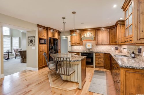 8616 Cima Dr, Sandy UT 84093-7060 exterior