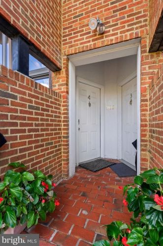 903 Hughes Mews, Washington, DC 20037-2192