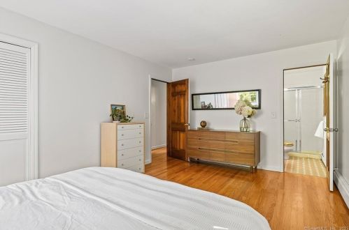 1 Hidden Lk Ct, Ridgefield CT 06877-2310 exterior