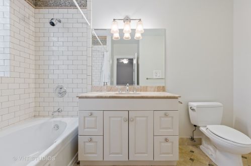 1325 Melrose St, Chicago IL 60618-5847 exterior