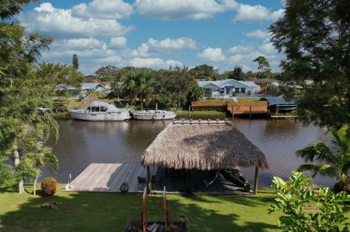 727 Calmoso Dr, Fort Pierce FL 34983-2208 exterior