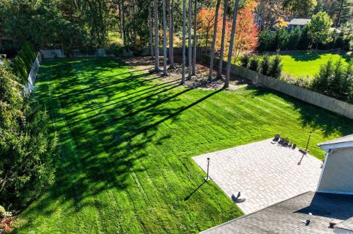 10 Buttonwood Dr, Huntington Station NY 11746-4803 exterior