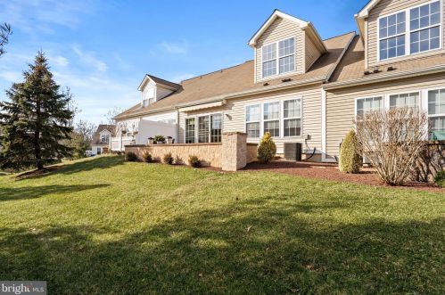 49 Falcon Ct, Trenton NJ 08690-2466 exterior