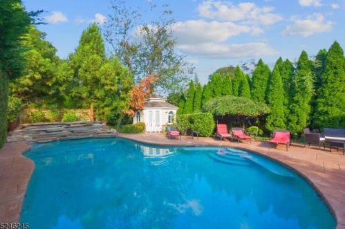 90 Spg Gdn Ave, Nutley NJ 07110-1507 exterior