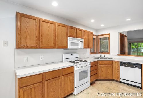 1838 Cross Bnd St, Grand Rapids MI 49505-7135 exterior