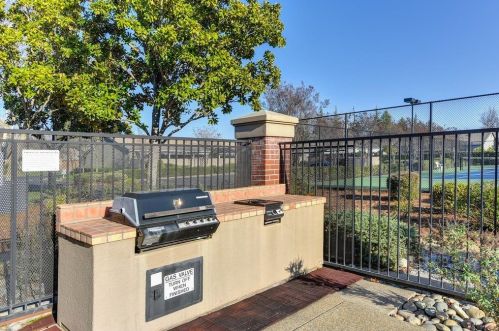 700 Diamond Glen Cir, Folsom CA 95630-3157 exterior