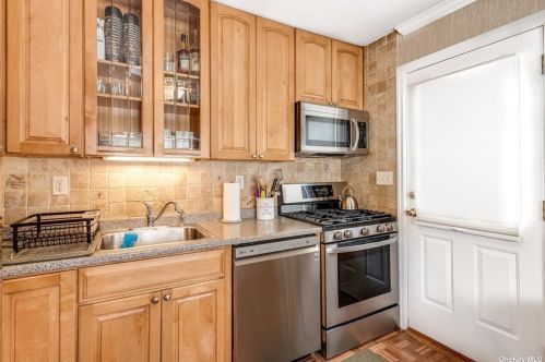 4 Lynhaven Pl, Commack NY 11725-3107 exterior