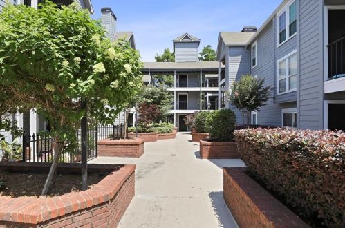 121 Granville Ct, Atlanta, GA 30328-3432